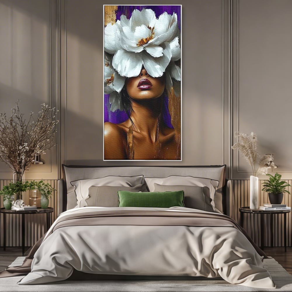 Tablou canvas cu tablou canvas cu femeie si flori albe, in rama de aluminiu argintiu, pe perete intr-un dormitor